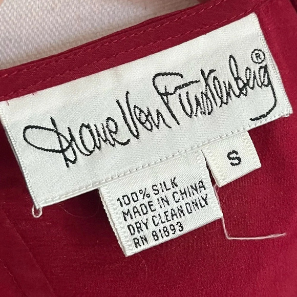 Diane Von Furstenberg • 100% Silk Red Floral Blouse - Picture 4 of 4